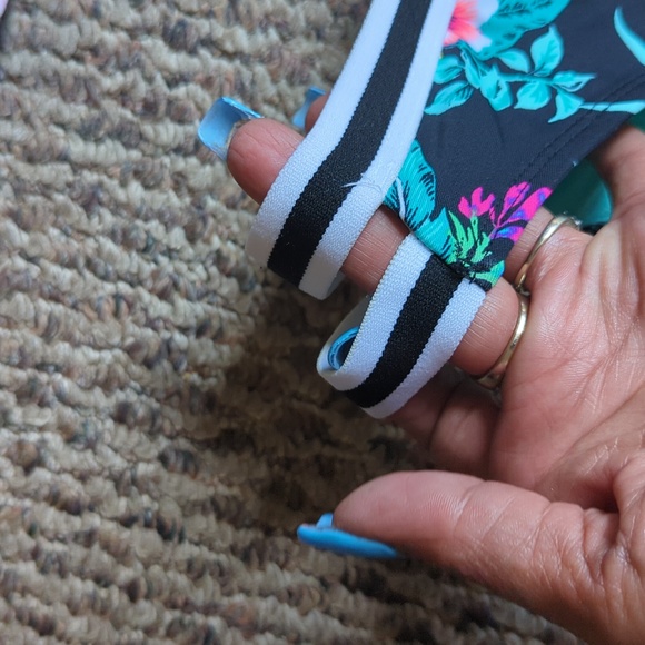 Bikini - Picture 3 of 3